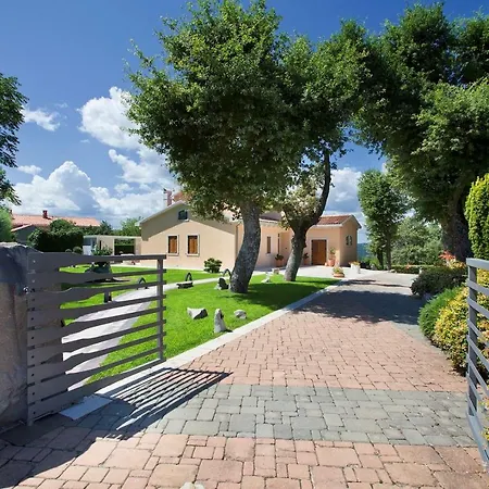 Rosa With Private Pool In Presika *