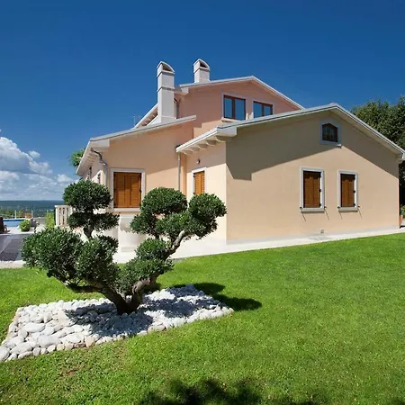 Vila Rosa With Private Pool In Presika