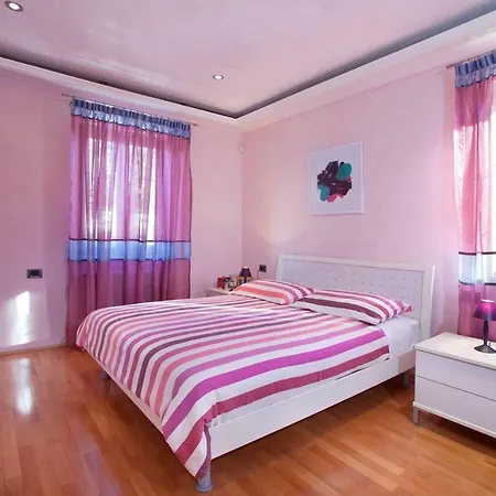 Vila Rosa With Private Pool In Presika