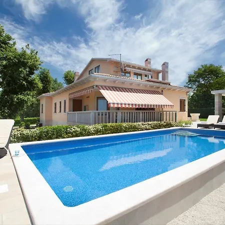 Rosa With Private Pool In Presika Vila *