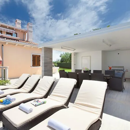 Rosa With Private Pool In Presika Vila